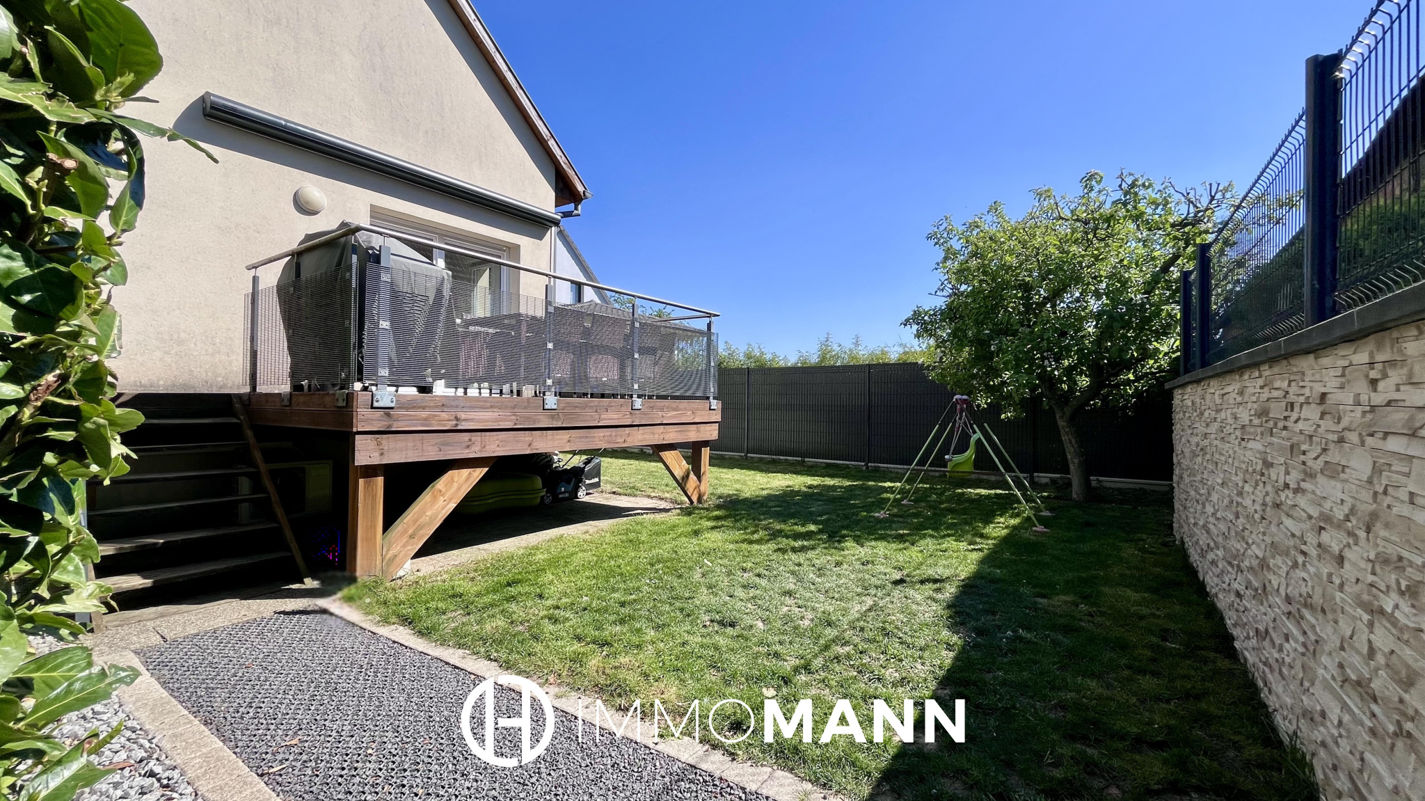 Triplex avec jardin et garage